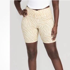 Extra High-Waisted PowerChill Biker Shorts Jungle Print Size M Tan